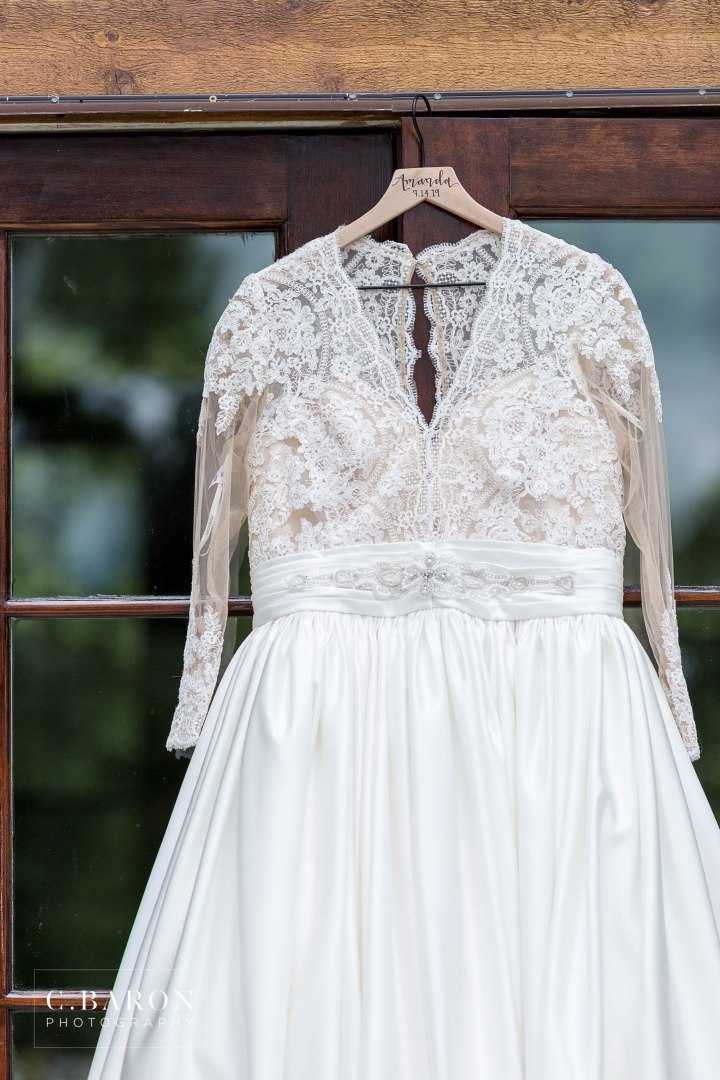 Pretty summer Big Sky Barn Wedding in Montgomery Texas near Lake