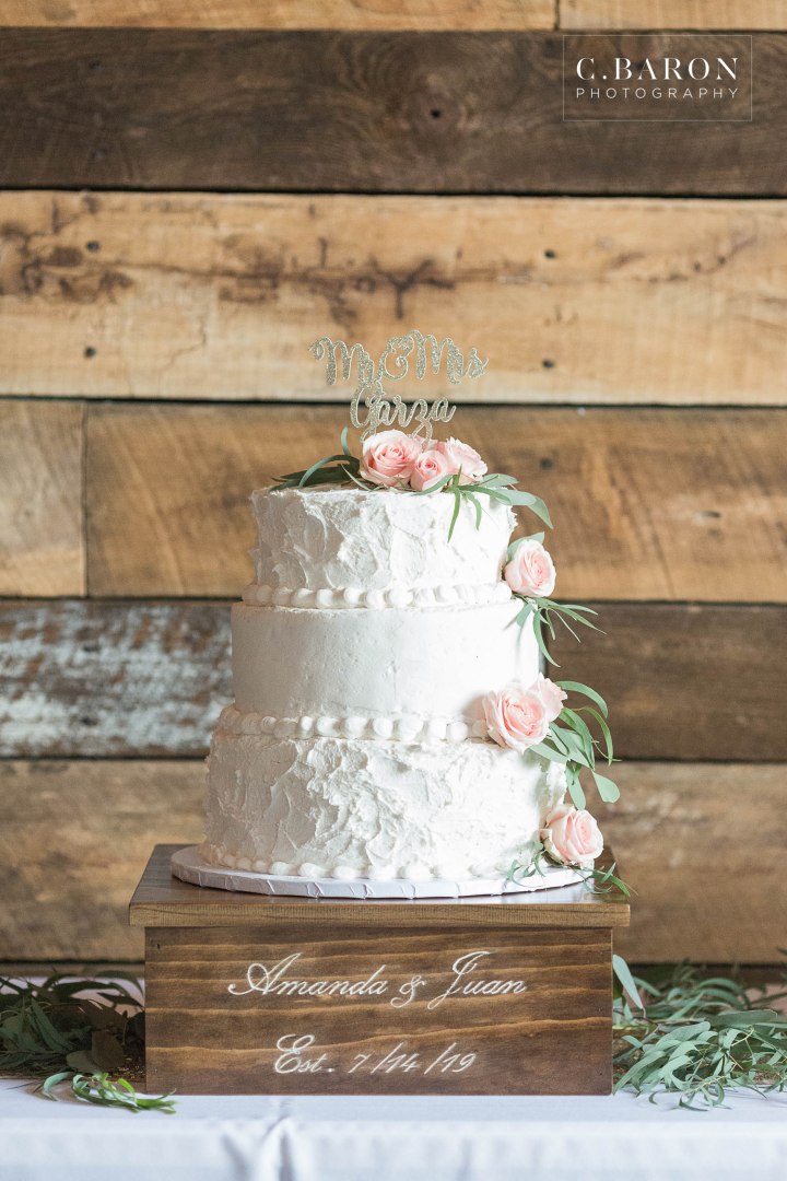Pretty summer Big Sky Barn Wedding in Montgomery Texas near Lake