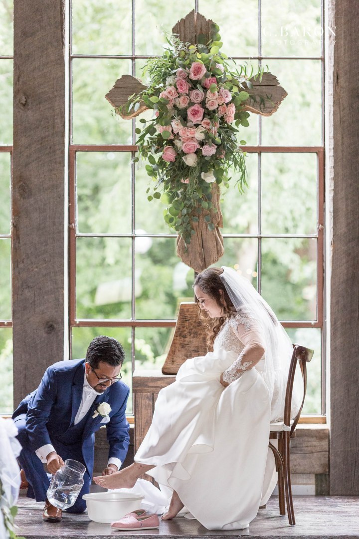 Pretty summer Big Sky Barn Wedding in Montgomery Texas near Lake