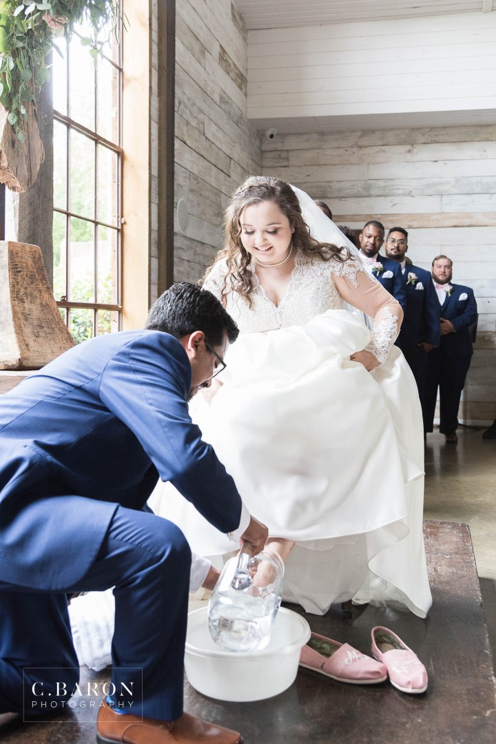 Pretty summer Big Sky Barn Wedding in Montgomery Texas near Lake