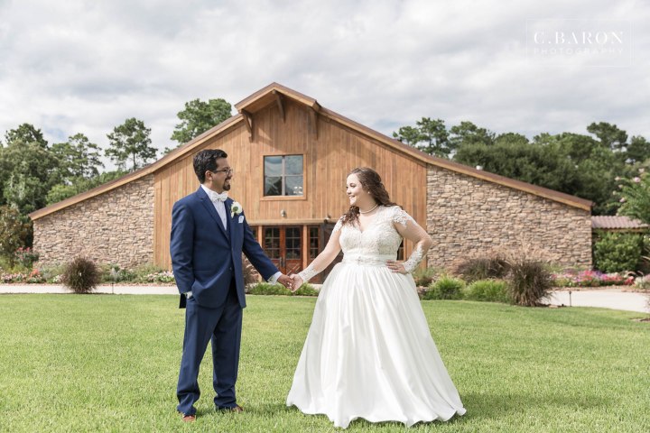 Pretty summer Big Sky Barn Wedding in Montgomery Texas near Lake