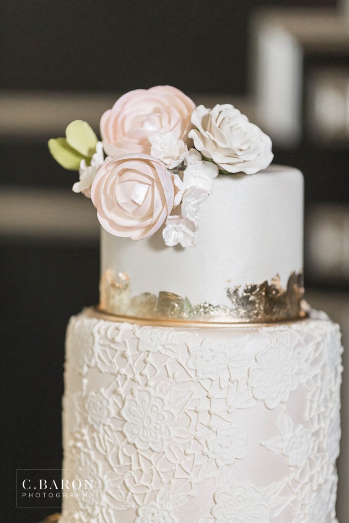 Gorgeous summer wedding editorial at Sandlewood Manor in Tomball