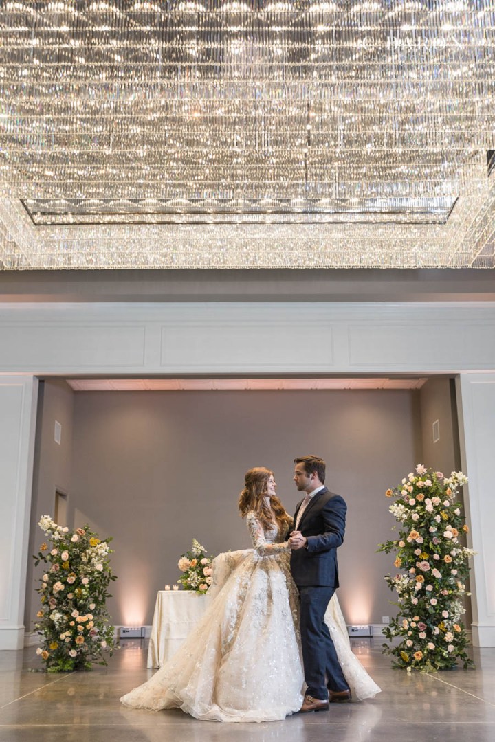 Gorgeous summer wedding editorial at Sandlewood Manor in Tomball