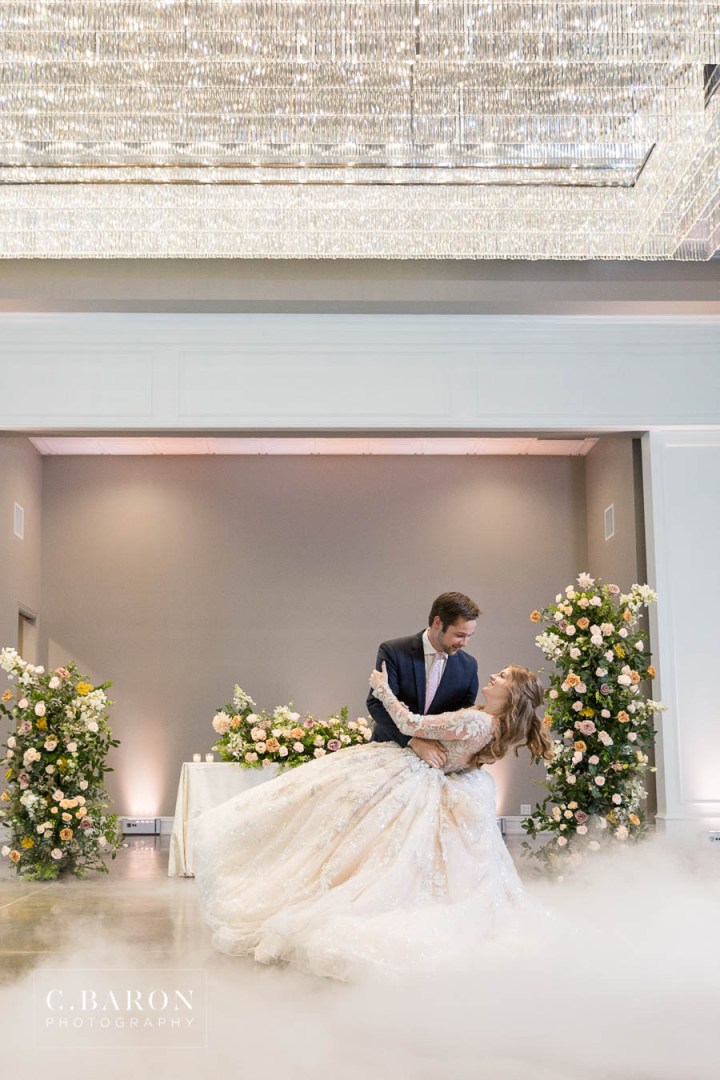 Gorgeous summer wedding editorial at Sandlewood Manor in Tomball