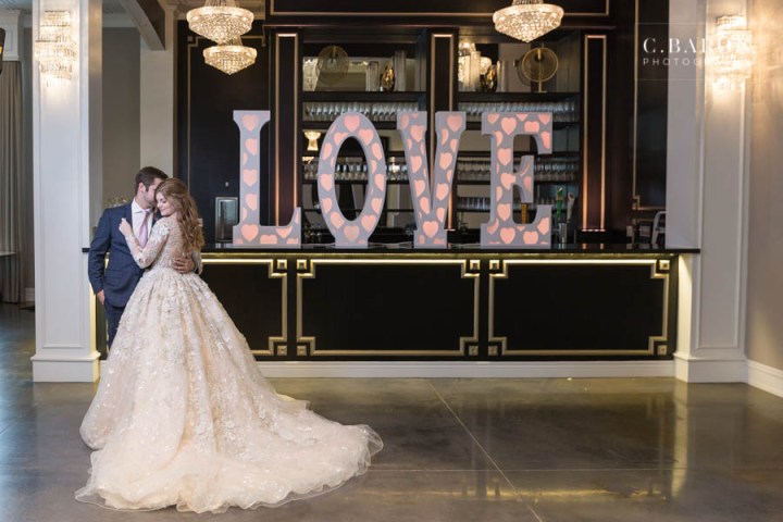 Gorgeous summer wedding editorial at Sandlewood Manor in Tomball