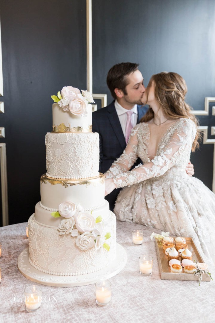 Gorgeous summer wedding editorial at Sandlewood Manor in Tomball