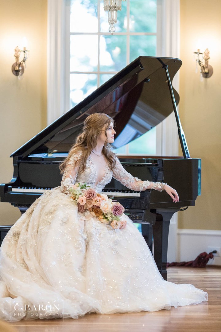 Gorgeous summer wedding editorial at Sandlewood Manor in Tomball