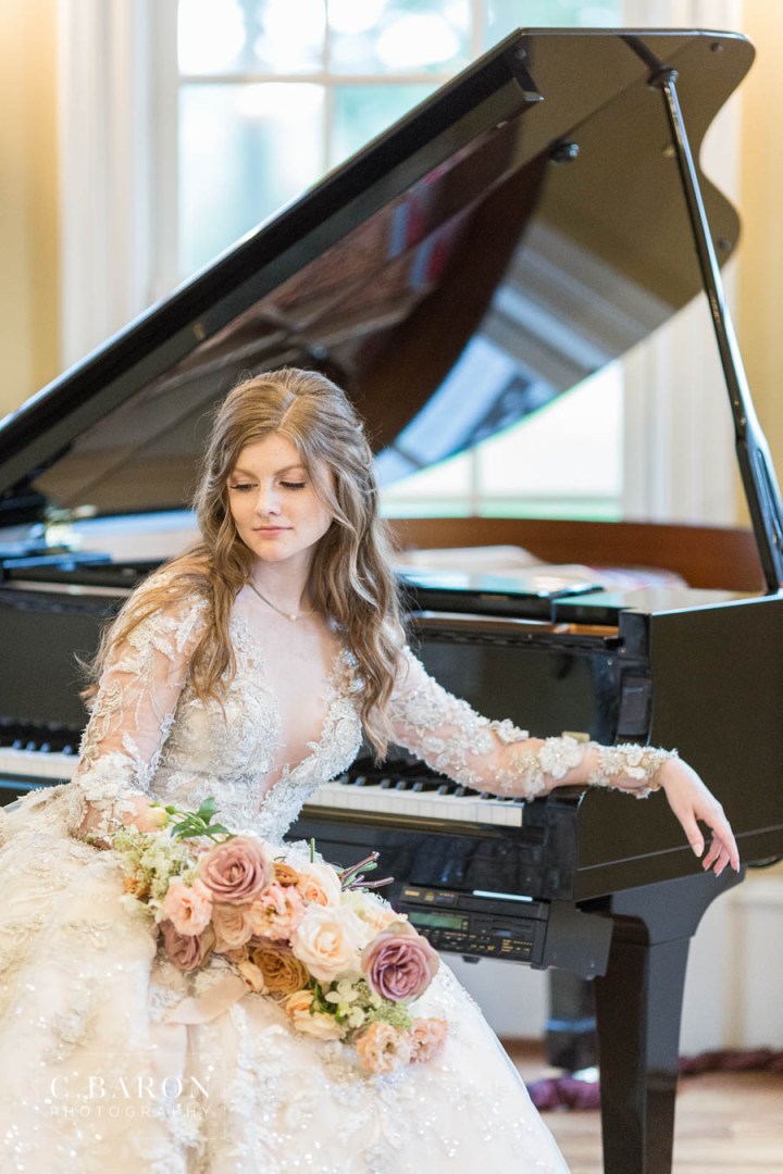 Gorgeous summer wedding editorial at Sandlewood Manor in Tomball