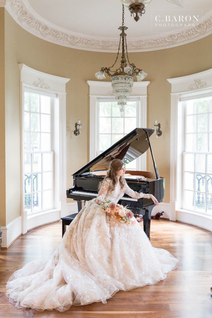 Gorgeous summer wedding editorial at Sandlewood Manor in Tomball