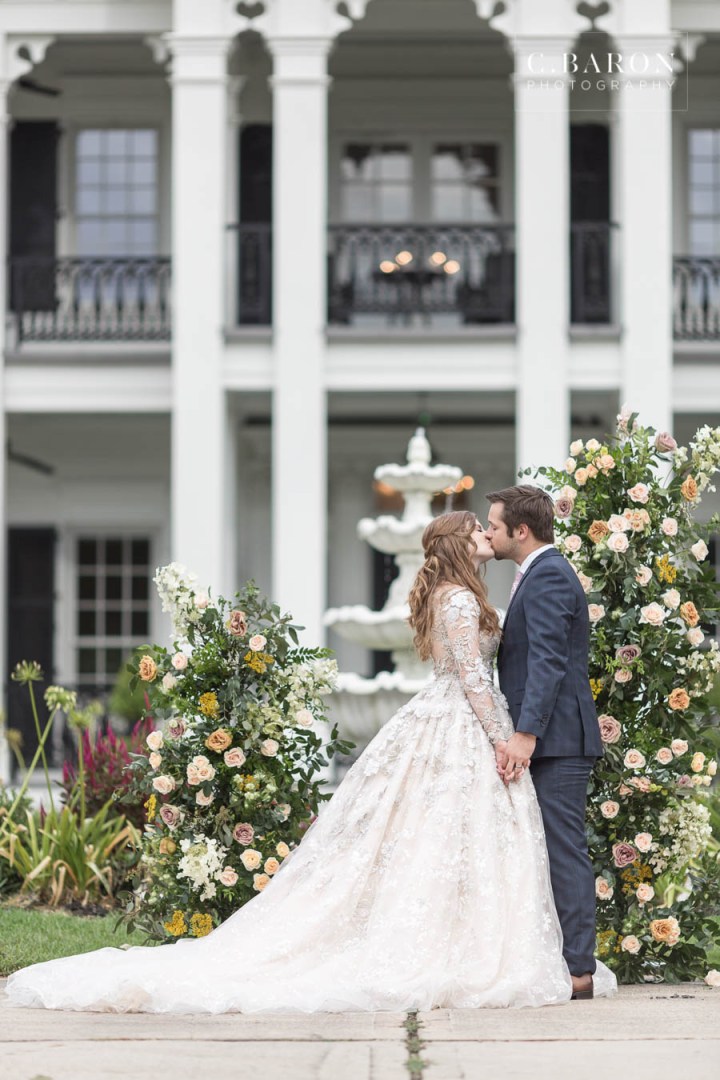 Gorgeous summer wedding editorial at Sandlewood Manor in Tomball