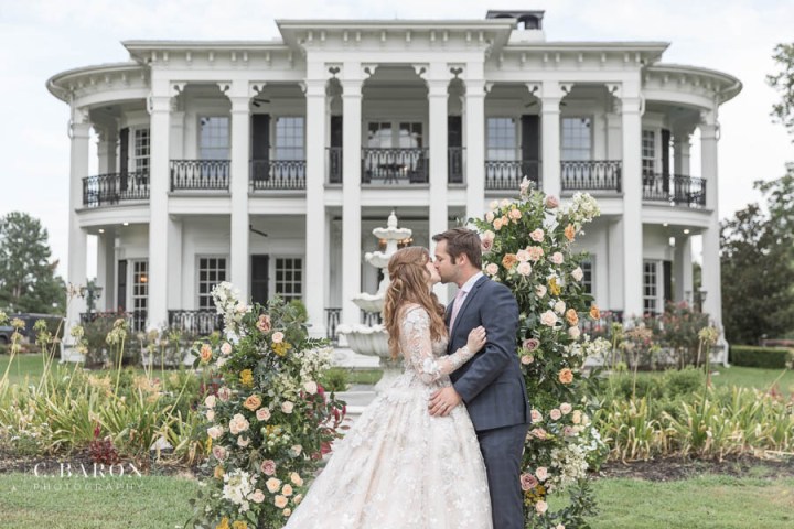 Gorgeous summer wedding editorial at Sandlewood Manor in Tomball