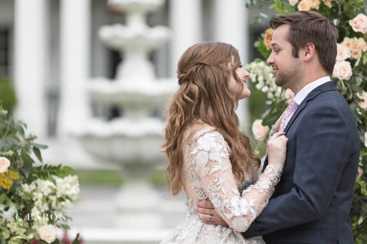 Gorgeous summer wedding editorial at Sandlewood Manor in Tomball