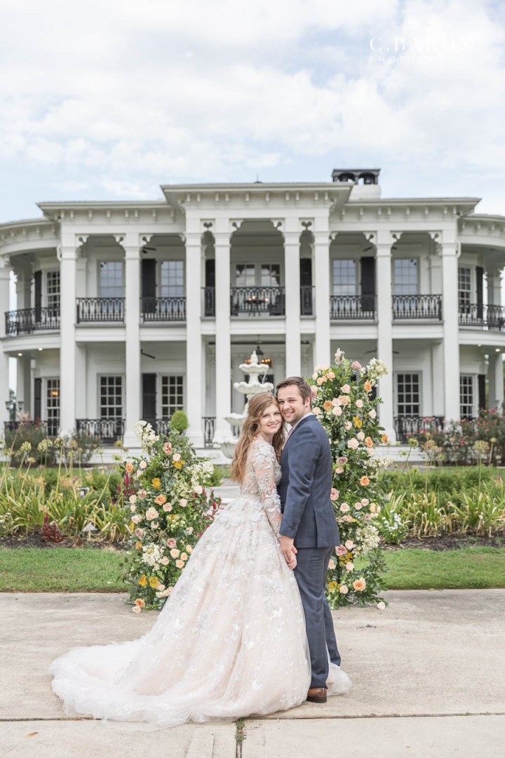 Gorgeous summer wedding editorial at Sandlewood Manor in Tomball