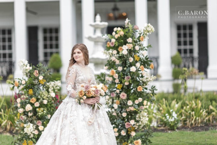 Gorgeous summer wedding editorial at Sandlewood Manor in Tomball