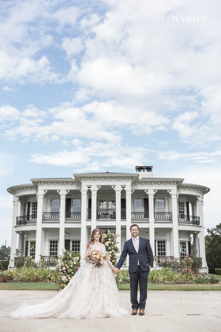 Gorgeous summer wedding editorial at Sandlewood Manor in Tomball