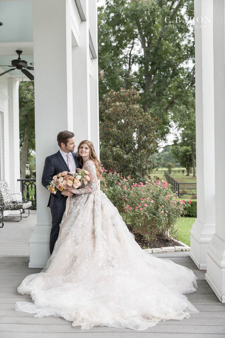 Gorgeous summer wedding editorial at Sandlewood Manor in Tomball