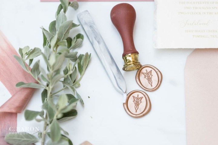 Gorgeous summer wedding editorial at Sandlewood Manor in Tomball